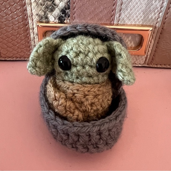 Mini Crochet Grogu in Hover Chair Mandalorian - Picture 4 of 4